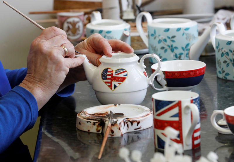 © Reuters. Sue Carter gilds a mug made to celebrate the Royal Wedding between Prince Harry and Meghan Markle at Halcyon Days' Caverswall factory in Stoke-on-Trent