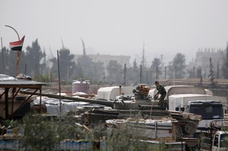 © Reuters. منسق الأمم المتحدة بسوريا: القصف يعرض قافلة إغاثة في الغوطة للخطر