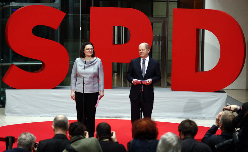 © Reuters. Líder interina do Partido Social-Democrata da Alemanha (SPD) , Andrea Nahles, e Olaf Scholz apresentam ministros de sua legenda para o novo governo de coalizão, em Berlim