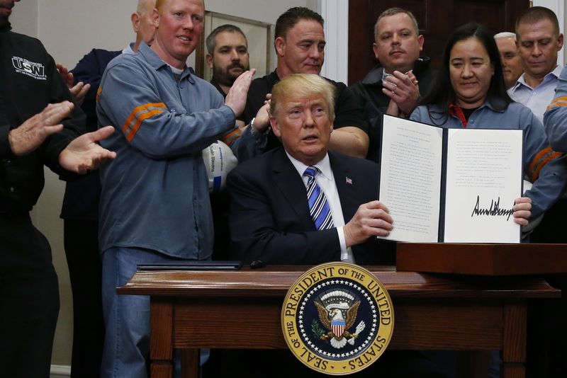 © Reuters. U.S. President Trump hosts signing ceremony to establish tariffs on imports of steel and aluminum at the White House in Washington