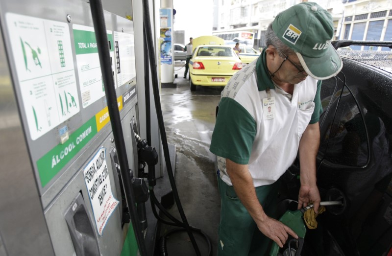 © Reuters. Funcionário enche tanque com etanol no Rio de Janeiro