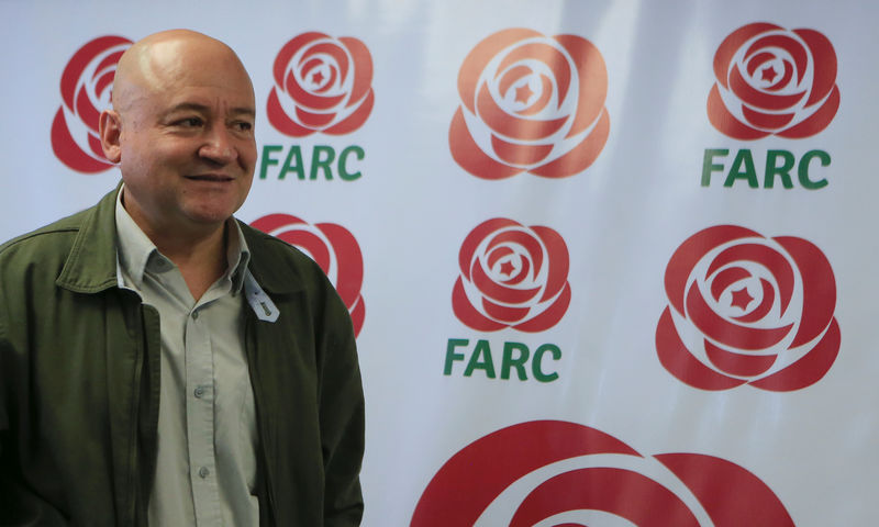 © Reuters. Carlos Lozada, membro do partido político Farc, durante entrevista coletiva em Bogotá