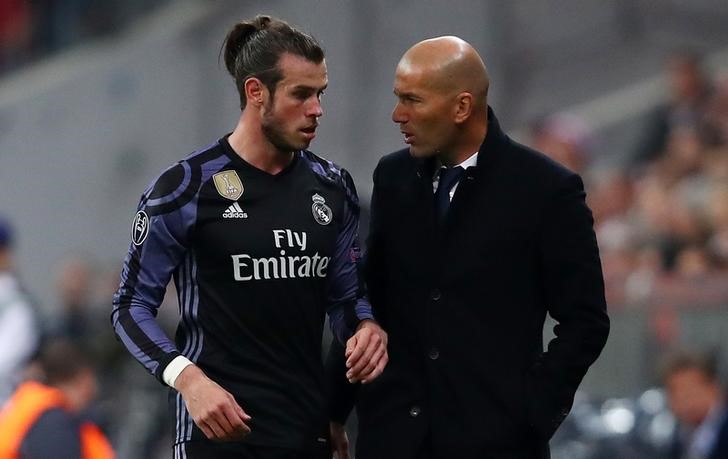 © Reuters. "Él sabe dónde está", dice Zidane después de dejar a Bale en el banquillo otra vez