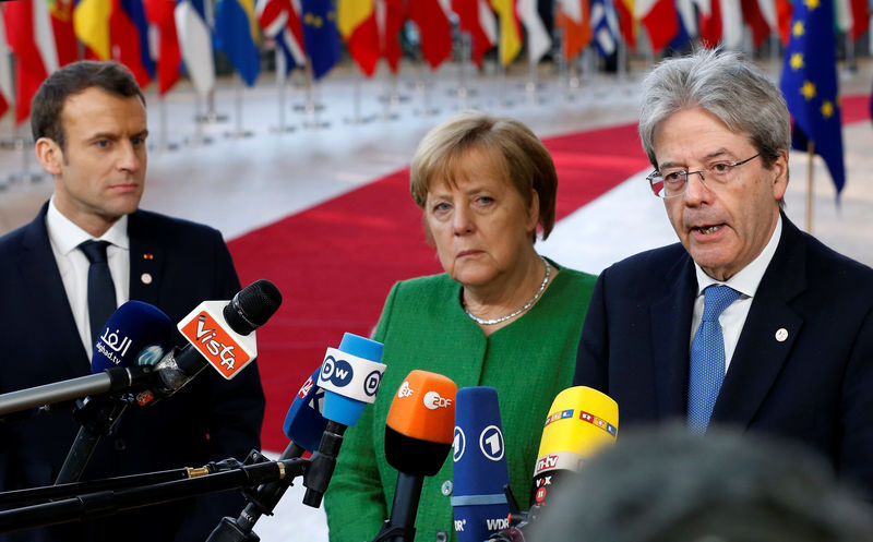 © Reuters. La cancelliera tedesca Angela Merkel (C) con il premier italiano Paolo Gentiloni e il presidente francese Emmanuel Macron a Bruxelles