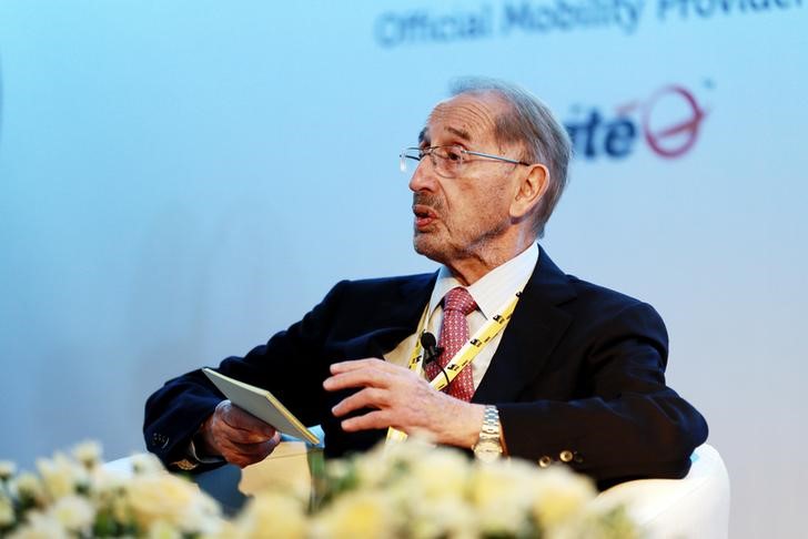 © Reuters. FILE PHOTO - Alirio Parra, board member of CWC Group speaks at the opening of Nigeria Oil & Gas 2014 conference in Abuja