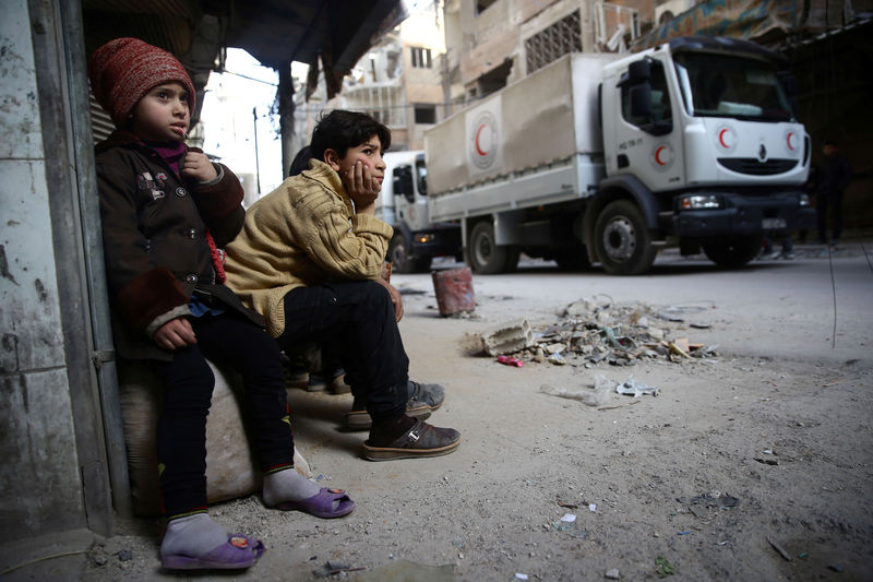 © Reuters. تحقيق- في أقبية الغوطة الشرقية.. السكان ينتظرون مصيرهم في خوف