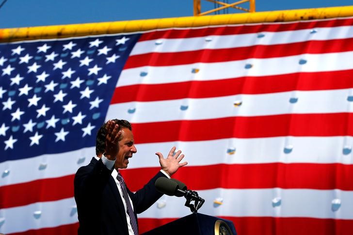 © Reuters. New York Governor Andrew Cuomo speaks during a dedication ceremony for the new Governor Mario M. Cuomo Bridge that is to replace the current Tappan Zee Bridge over the Hudson River in Tarrytown