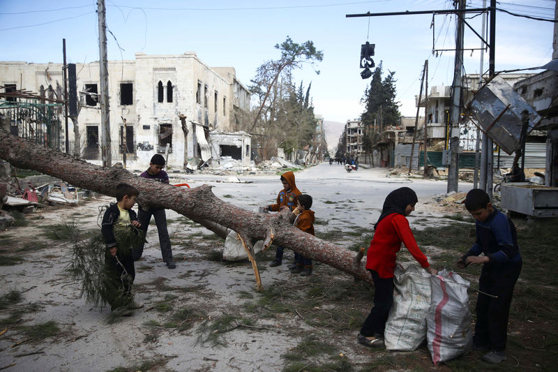 © Reuters. مراهق سوري ينشر تسجيلات مصورة من أنقاض الغوطة الشرقية