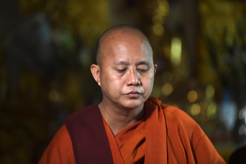 © Reuters. عودة راهب بوذي للخطابة في ميانمار بعد عام من الحظر