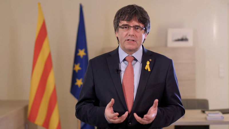 © Reuters. Puigdemont carga contra el juez por impedir la investidura de Sánchez