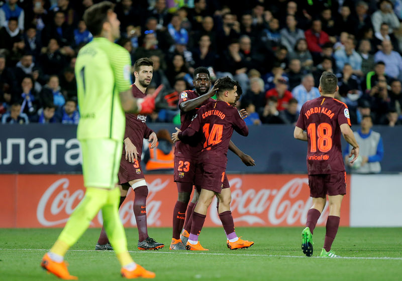 © Reuters. هدف جميل لكوتينيو يساعد برشلونة على الفوز رغم غياب ميسي
