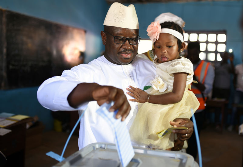 © Reuters. انتخابات سيراليون تتجه إلى جولة ثانية بعد ظهور نصف النتائج