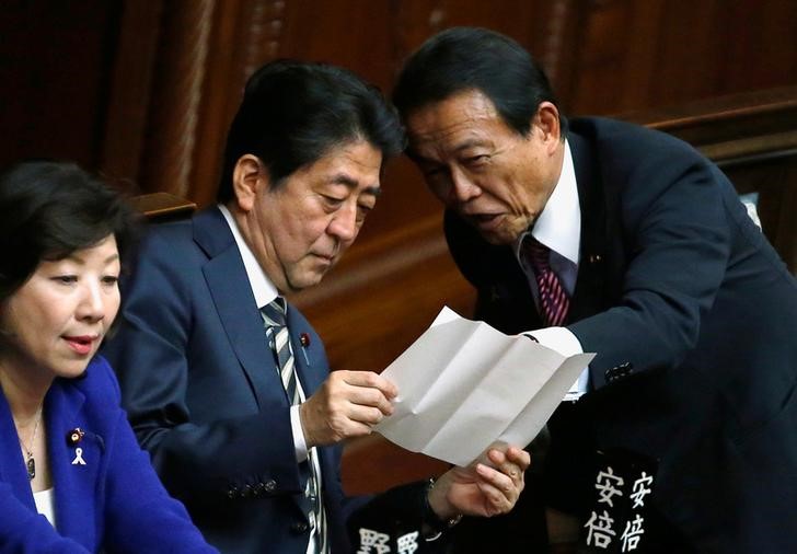 © Reuters. ضغوط متزايدة على رئيس الوزراء ووزير المالية في اليابان في فضيحة محاباة
