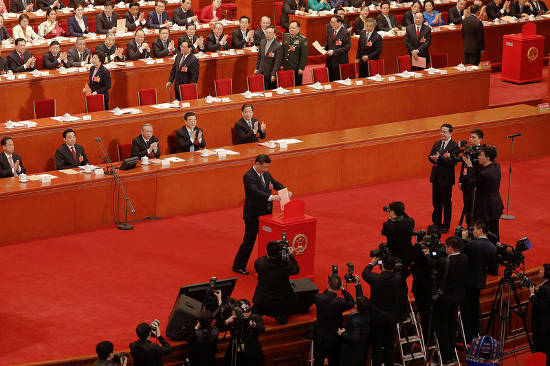 © Reuters. البرلمان الصيني يقر تعديلا دستوريا يزيل القيود عن فترات الرئاسة