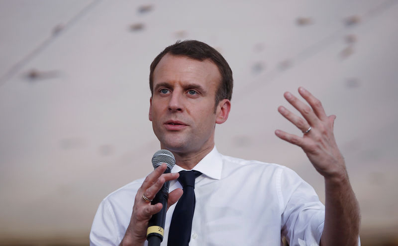 © Reuters. French President Emmanuel Macron gestures as he addresses a gathering during a student meeting in New Delhi