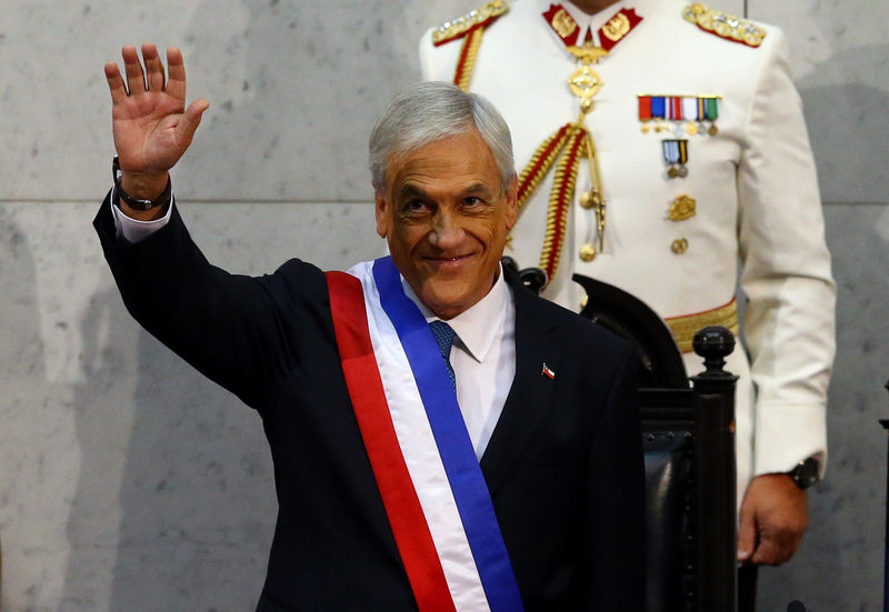 © Reuters. Chile's President Sebastian Pinera waves after being sworn in at the Congress in Valparaiso