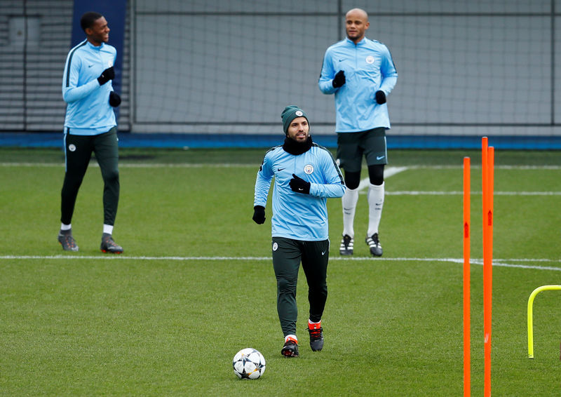 © Reuters. Sergio Agüero, en un primer plano en un entrenamiento del Manchester City en Manchester