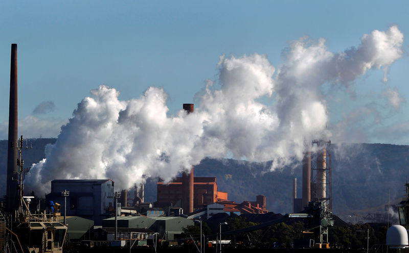 © Reuters. FILE PHOTO: Vapour pours from a steel mill chimney in the industrial town of Port Kembla