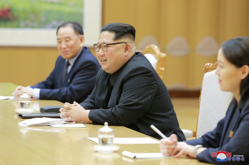 © Reuters. FILE PHOTO: North Korean leader Kim Jong Un meets members of the special delegation of South Korea's President in this photo released by North Korea's Korean Central News Agency