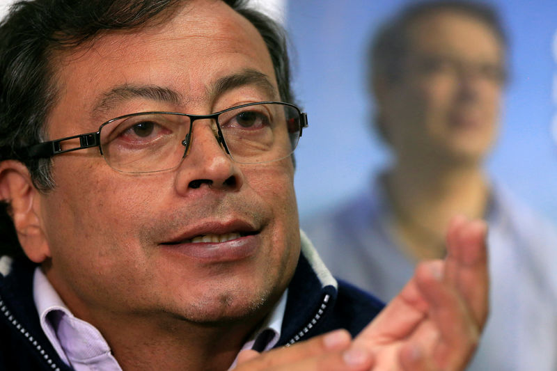 © Reuters. El progresista Petro y el conservador Duque se medirán en las presidenciales de Colombia