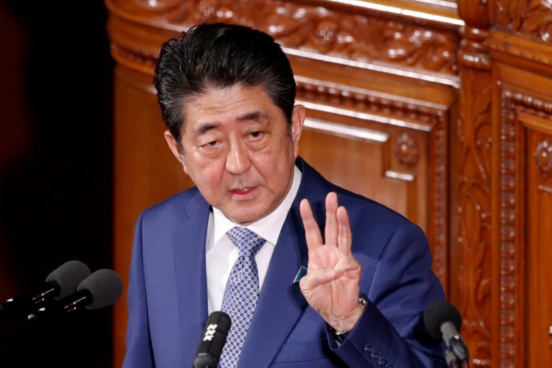 © Reuters. رئيس وزراء اليابان يعتذر بعد تبديل وزارة المالية وثائق بيع أرض