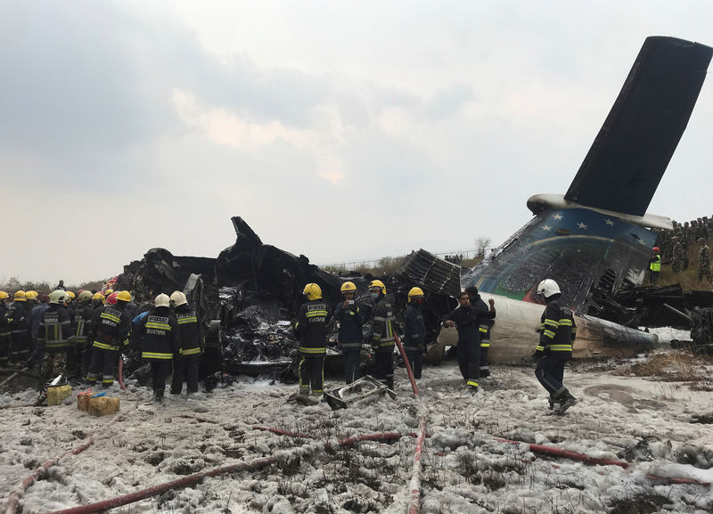© Reuters. Un avión con 67 personas a bordo se estrella en Katmandú