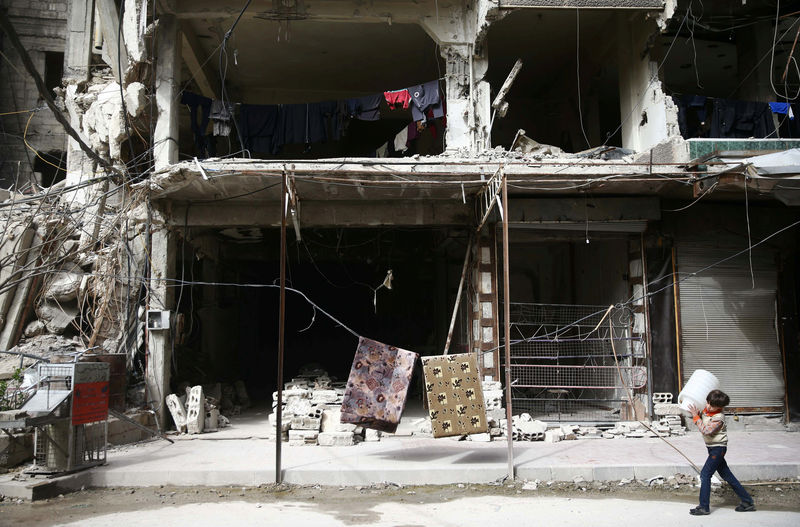 © Reuters. En los refugios de Guta, unos aterrorizados sirios esperan la próxima bomba