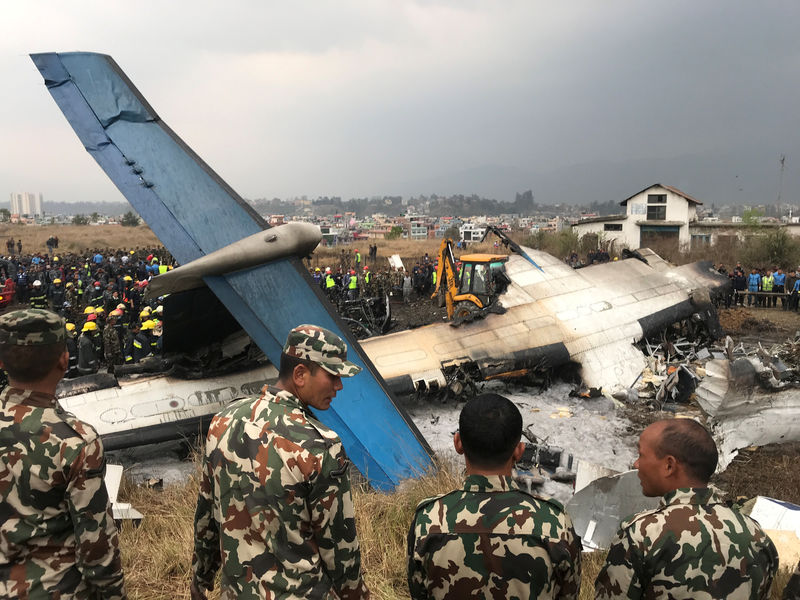 © Reuters. Destroços de avião são vistos após queda no aeroporto de Kathmandu, no Nepal