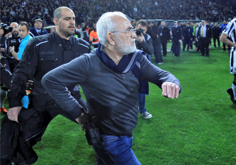 © Reuters. Grecia tomará 'decisiones audaces' después de que el dueño del PAOK entrase armado al campo