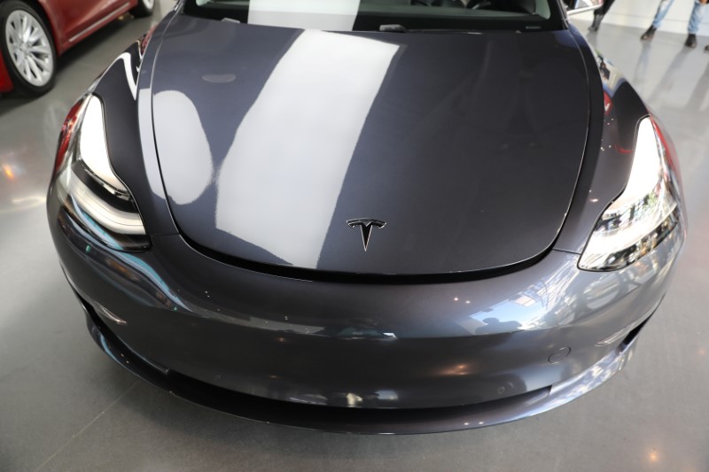 © Reuters. A Tesla Model 3 is seen in a showroom in Los Angeles