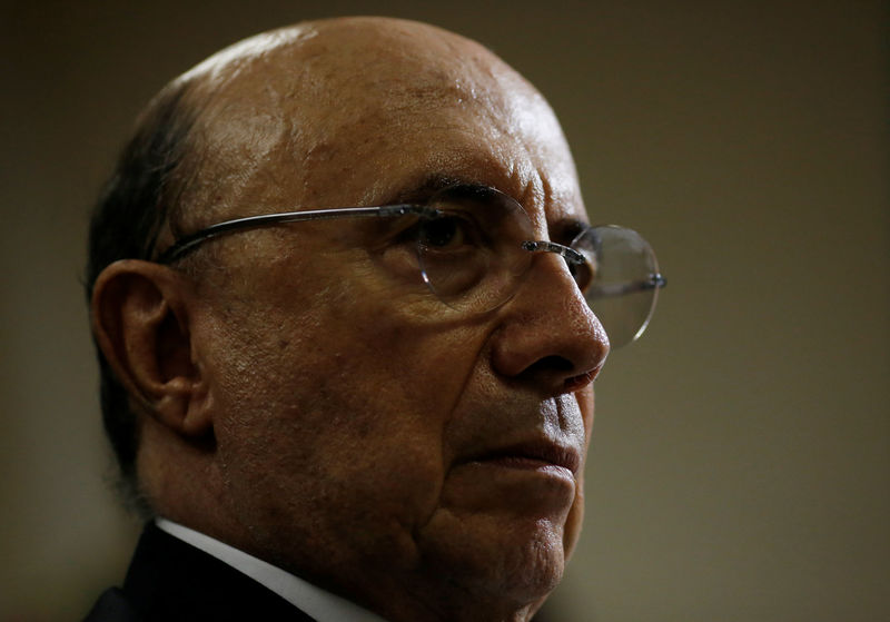© Reuters. Brazil's Finance Minister Meirelles listens to Rio de Janeiro's Mayor Crivella  during a meeting in Brasilia