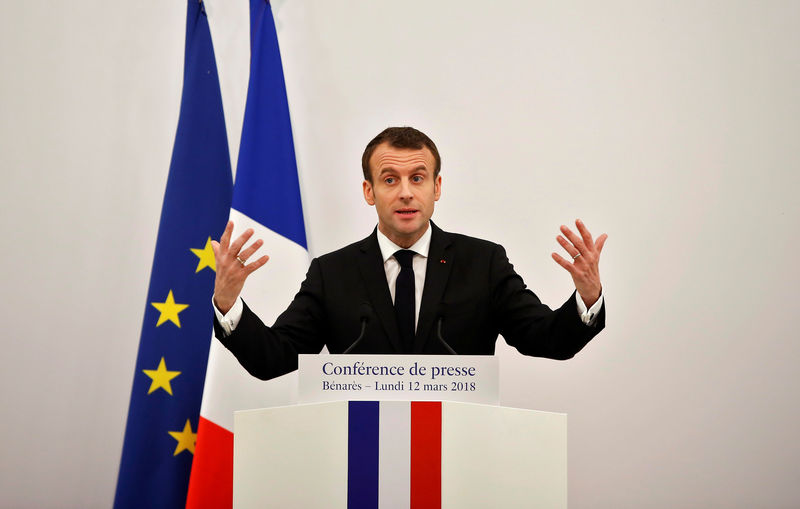 © Reuters. ماكرون: فرنسا ستضرب مواقع الأسلحة الكيماوية السورية إذا استخدمت للقتل