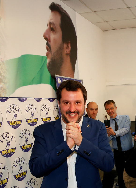 © Reuters. Voto, Salvini chiude a governo sostenuto da Pd dopo aperture Forza Italia