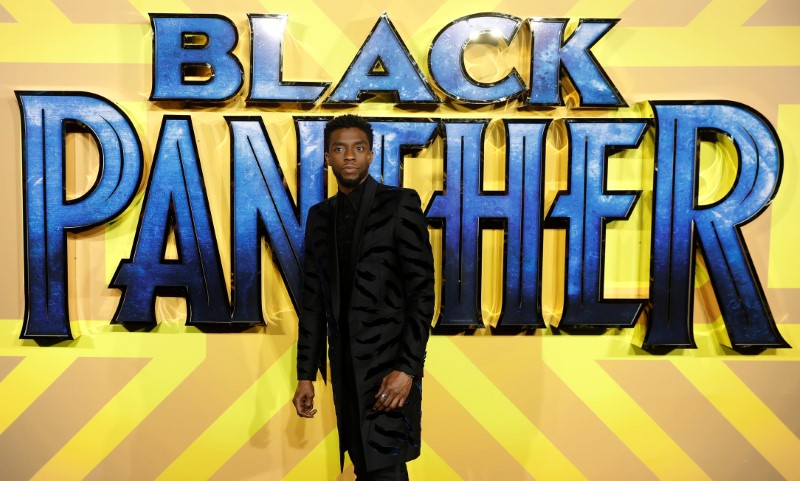 © Reuters. Ator Chadwick Boseman posa para fotos na estreia do filme "Pantera Negra" em Londres