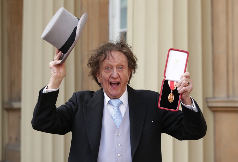 © Reuters. Comediante Ken Dodd posa para fotos em Londres