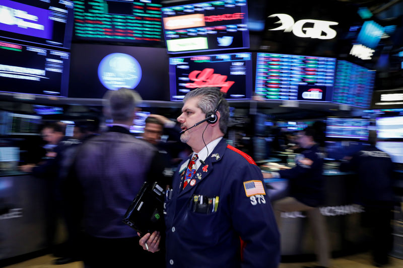 © Reuters. Traders work on the floor of the NYSE in New York