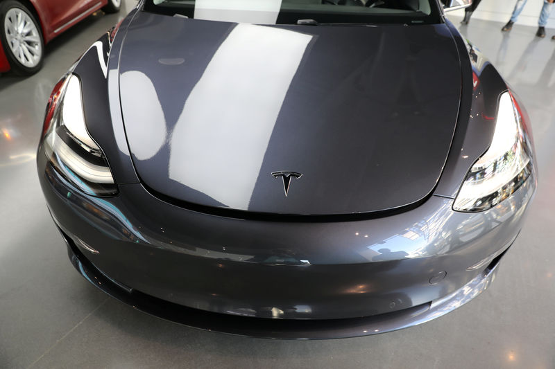 © Reuters. FILE PHOTO: A Tesla Model 3 is seen in a showroom in Los Angeles