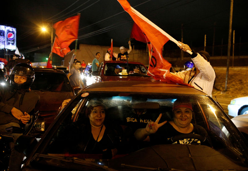 © Reuters. Apoiadores da oposição protestam contra presidente Hernández em Tegucigalpa