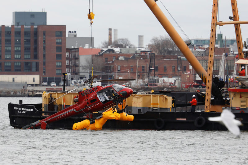 © Reuters. Helicóptero é retirado de rio em Nova York