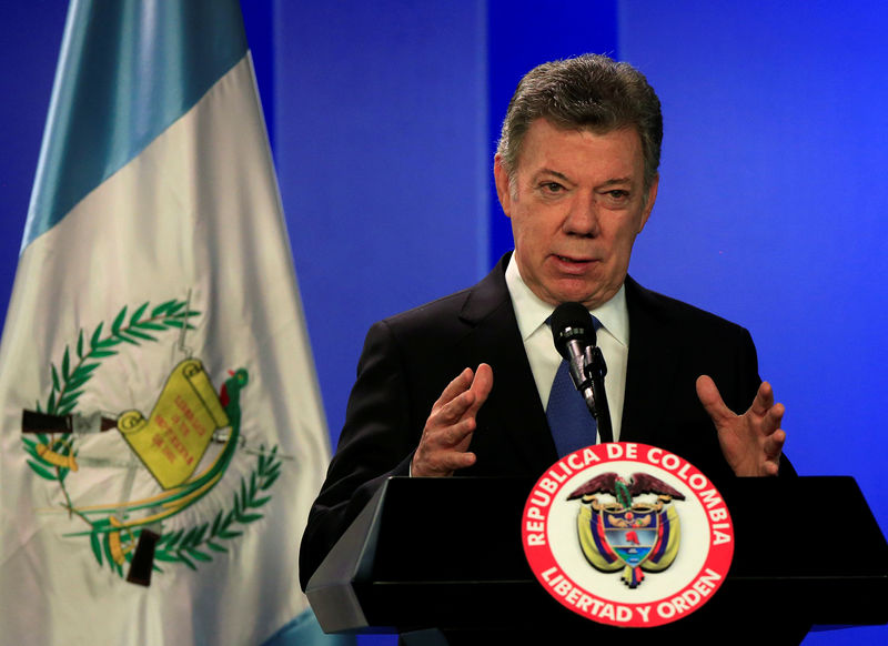 © Reuters. El presidente de Colombia ordena reanudar negociación de paz con guerrilla del ELN