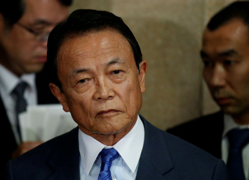 © Reuters. FILE PHOTO - Japan's Deputy Prime Minister and Finance Minister Taro Aso speaks to reporters in Tokyo