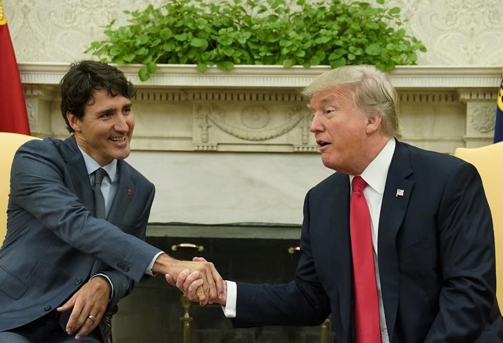 © Reuters. FILE PHOTO - U.S. President Trump meets with Canadian Prime Minister Trudeau at the White House in Washington