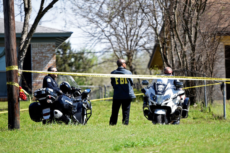 © Reuters. Agentes da polícia e do FBI isolam local de explosão em Austin