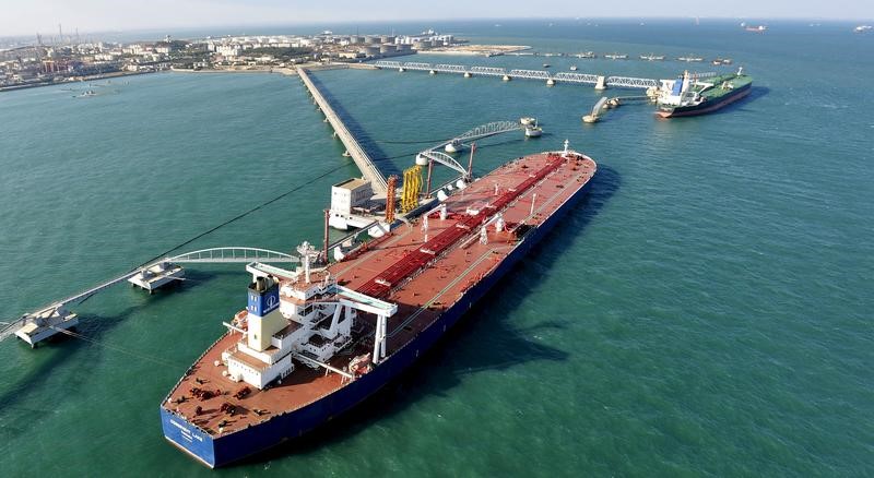 © Reuters. FILE PHOTO - A general view of a crude oil importing port in Qingdao