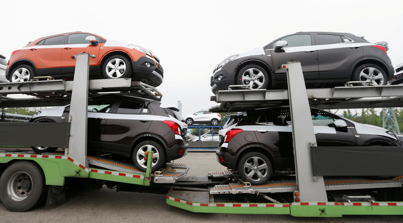 © Reuters. FILE PHOTO: Cars made by GM Korea are seen on trucks in a yard of GM Korea's Bupyeong plant in Incheon