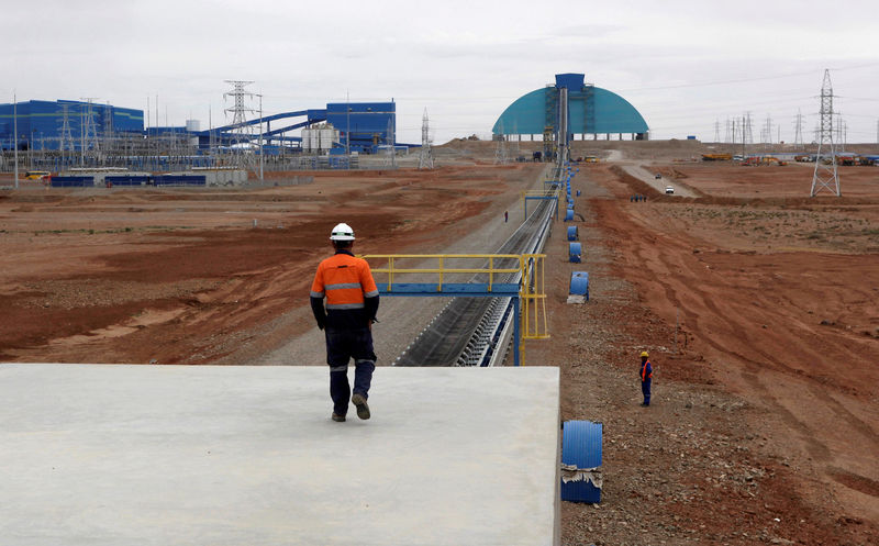 © Reuters. FILE PHOTO: An employee looks at the Oyu Tolgoi mine in Mongolia's South Gobi region