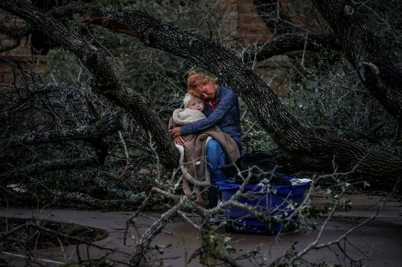 © Reuters. Mother embraces her son after losing home to Hurrican Harvey in Rockport, Texas