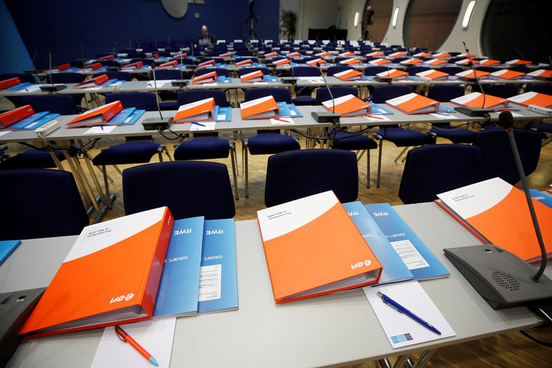 © Reuters. Press materials of E.ON and RWE are pictured on a desk before a joint news conference of the two German utilities after unveiling plans for an asset swap deal which will break up RWE's Innogy unit in Essen