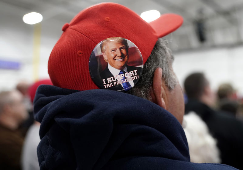 © Reuters. Сторонник Дональда Трампа на митинге в Мун-Тауншип, Пенсильвания