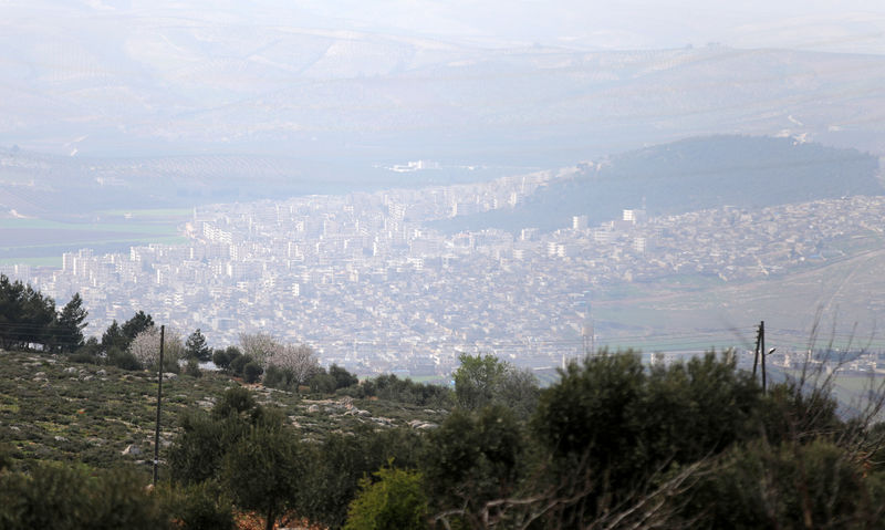 © Reuters. وحدات حماية الشعب الكردية: تركيا تقصف كل الطرق إلى عفرين بسوريا